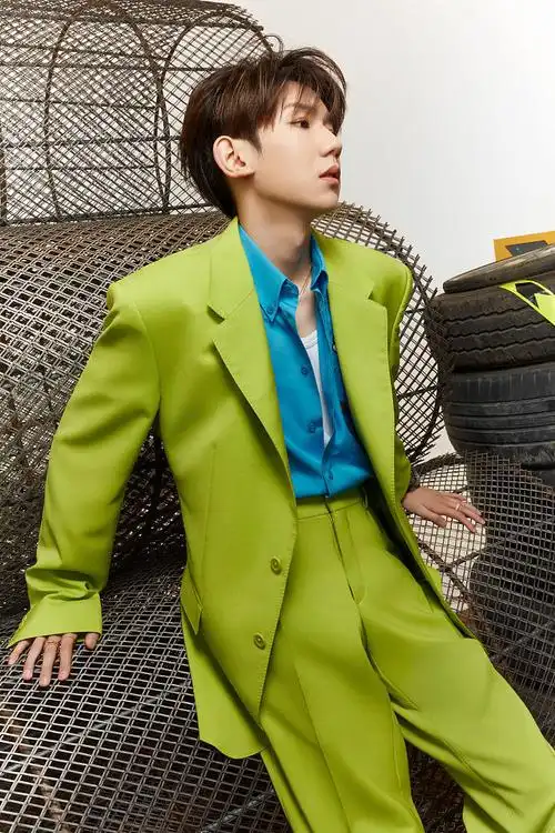 王源身穿牛油果绿西装内搭蓝色衬衫,搭配运动鞋少年感十足,让人眼前一