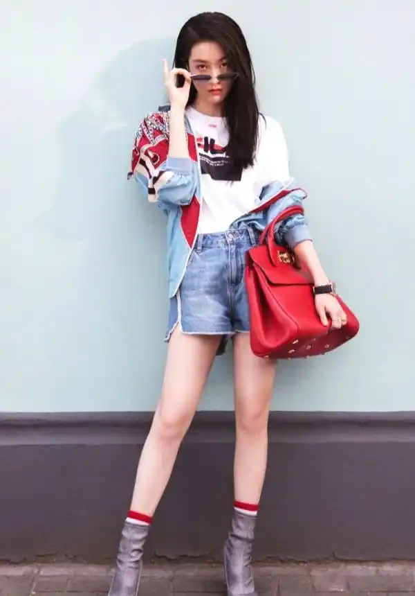 张雪迎穿撞色夹克搭配牛仔短裤亮相 帅气又时尚