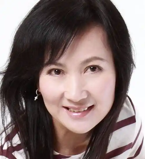 陈美琪美人迟暮,素颜皱纹多皮肤也松弛,但比赵雅芝美颜脸好看!