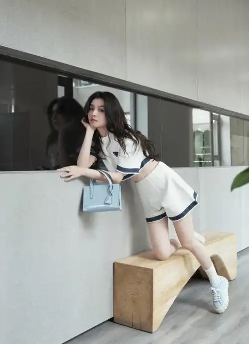 演员春夏发布周五随拍写真露脐装配短裤青春洋溢