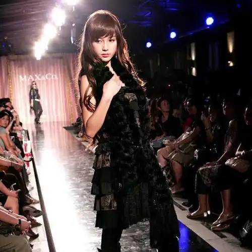 还是满脸的胶原蛋白,大家都知道杨颖是嫩模出道,她有不少的走秀经验