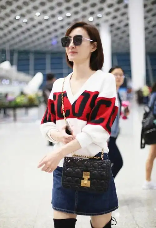 王丽坤现身机场,夏日套毛衣玩反季时尚