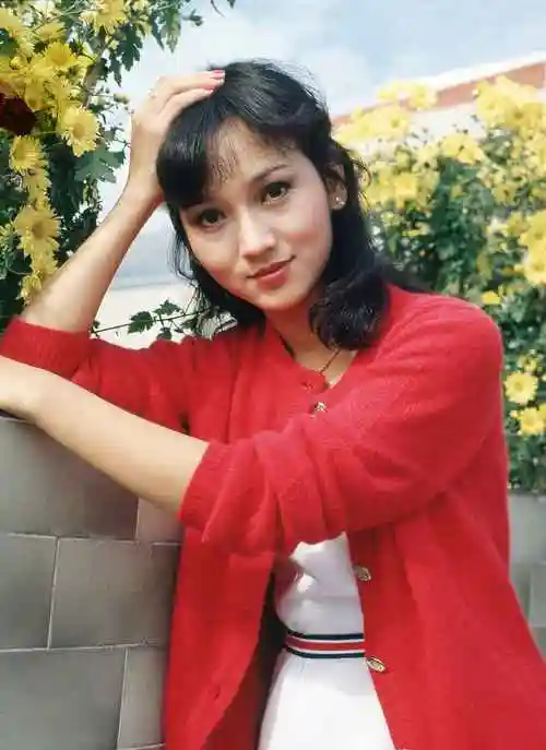 原创赵雅芝晒年轻时期的照片年代感十足网友想起了小时候的贴画