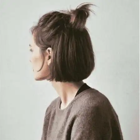 今年最最流行的扎发莫过于这款半扎短发了,一半扎丸子头一半披散短发