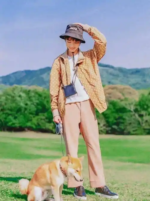 王俊凯把"混搭风"穿火了,长袖外套配短裤,帅气得让人忽略年龄