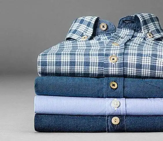 层板上折叠陈列的同款同色的服装,从上至下尺寸应从小到大,层板之间