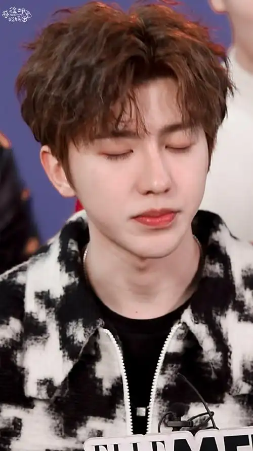 笑得好开心,好漂亮,又吐小舌头97#蔡徐坤