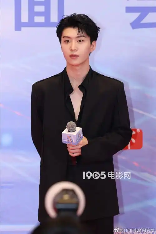 范丞丞v领黑色西装造型##范丞丞出道六周年的关键词是成长##m榜实典