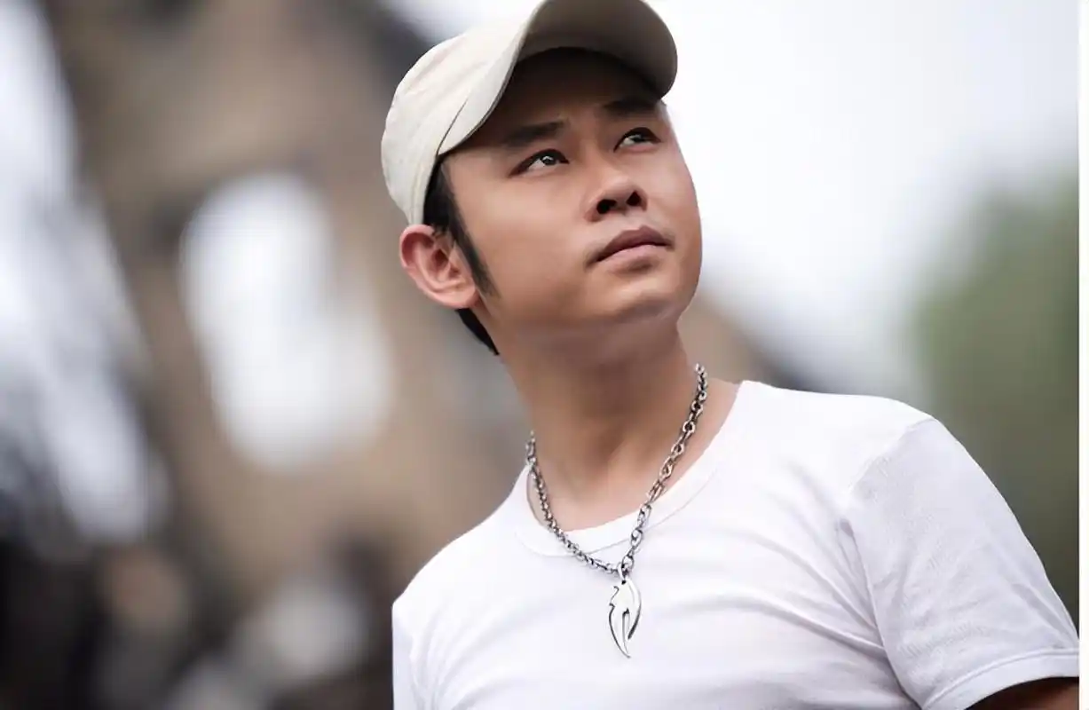 刀郎:坚持追求音乐梦想 刀郎以一种非常高调的方式复出,并发布了一首