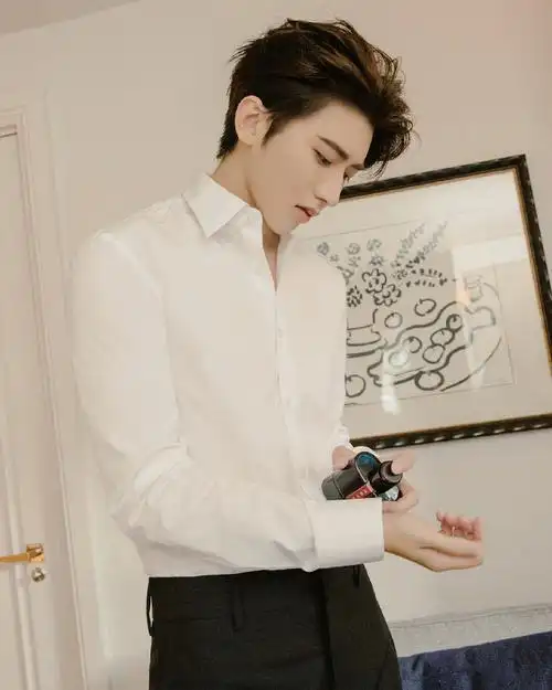 蔡徐坤白衬衫侧颜照##蔡徐坤白衬衫背头侧颜随拍#蔡徐坤最新大片鞍