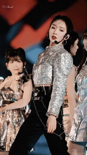 火箭少女101_孟美岐 您就是舞台的王