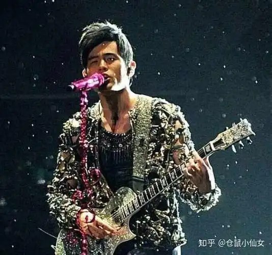 大家觉得周杰伦的颜值巅峰在哪一年个人觉得04年无与伦比演唱会上最