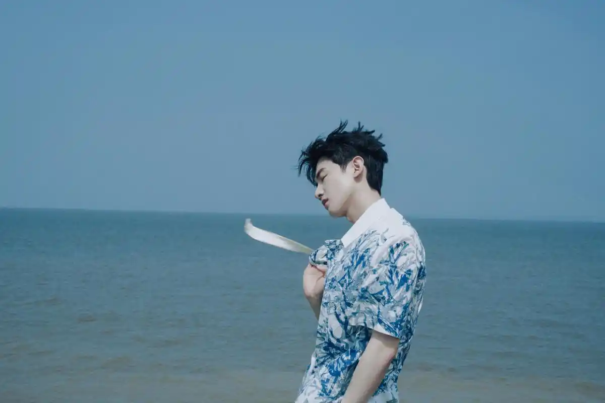 白敬亭海边写真