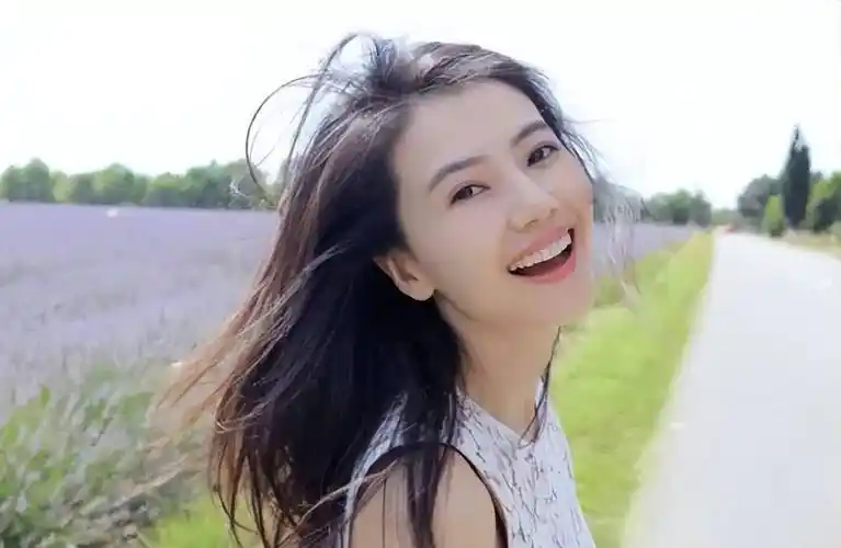 高圆圆赵又廷搂肩吻刷屏,10年婚姻如初恋,网友笑称孩子是意外