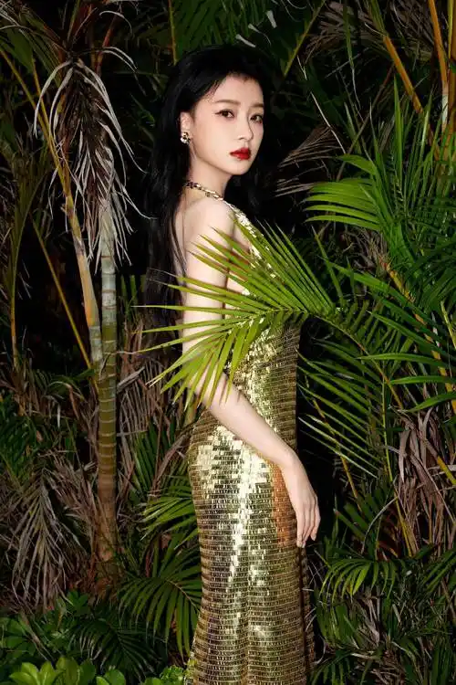 孙怡挺瘦的,也是高个子女生,她有着170厘米的身高,在女孩子中算是挺高