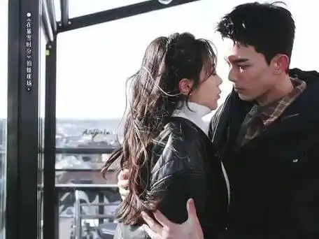 吴磊赵今麦天台吻##林亦扬殷果天台初吻