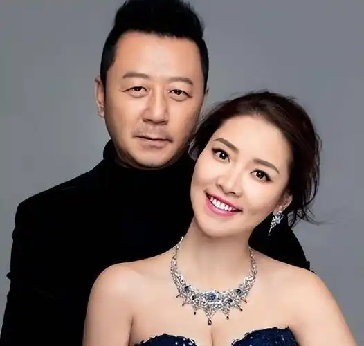 郭涛妻子李燃,嫁大15岁丈夫,婚后生两娃,一家四口幸福甜蜜