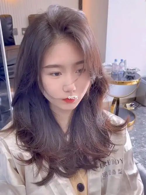 显脸小的女生烫发