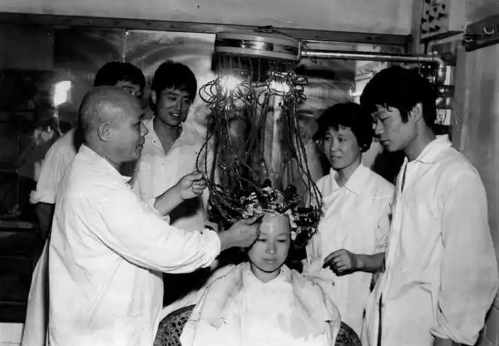 下一页 作品名称: 《三十年拍一个城》  作品描述: 八十年代烫发的人