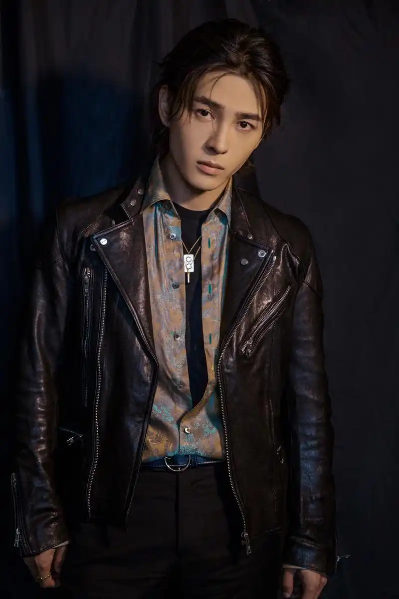 欢娱影视演员洪尧化身雅痞绅士亮相《烈火军校》粉丝见面会,剧中饰演