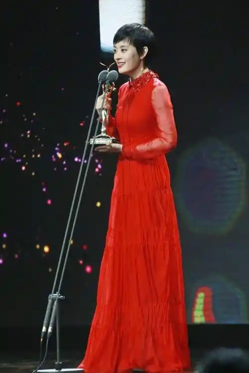 孙俪的颜值无死角,穿红色旗袍尽显传统知性美,透视纱浪漫又柔美_身材
