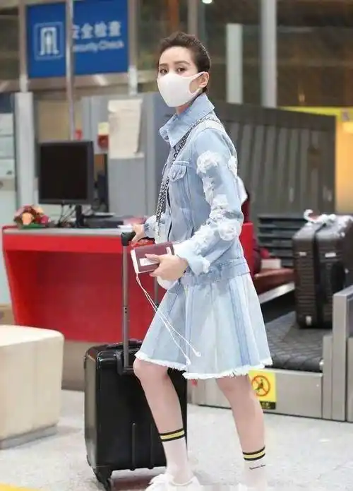 33岁刘诗诗在凉鞋里穿白袜子,本以为土爆了,没想到美成了美少女_显得