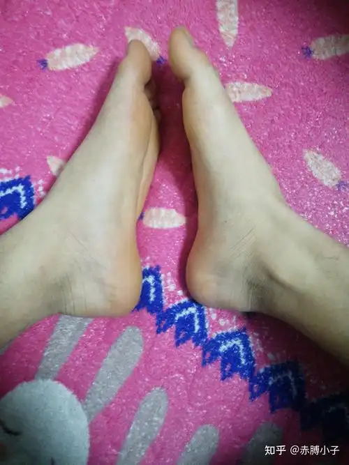 有没有男生光脚的照片