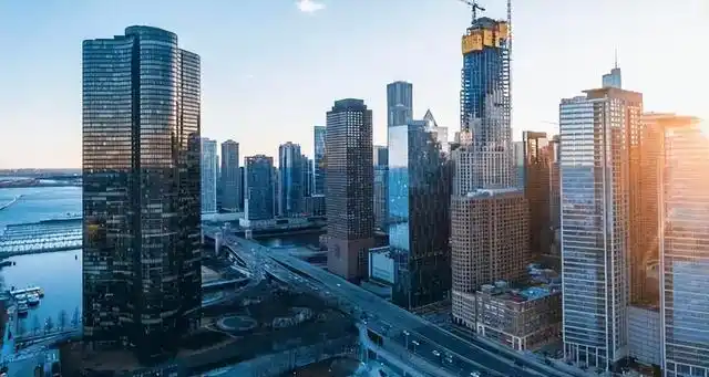 想做好房地产市场宏观调控要不断完善房地产相关行业政策和制度