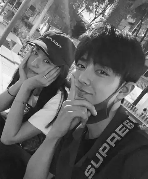 肖战绯闻女友,作品不出名,靠穿搭热度不断