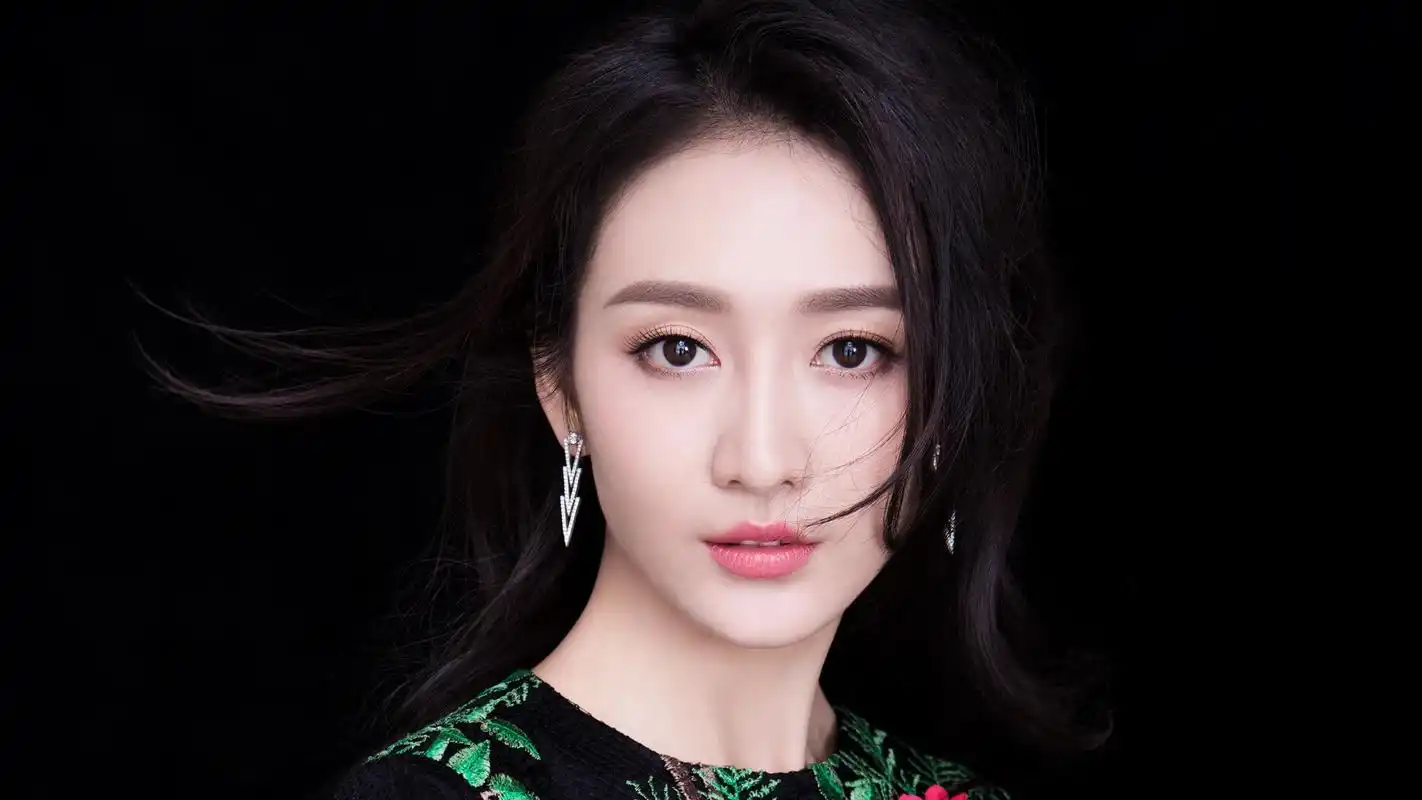 王鸥时尚凌乱写真桌面壁纸下载