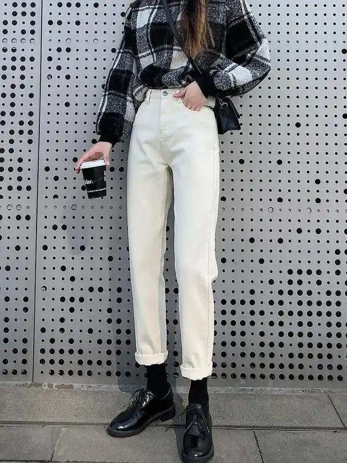 白裤子搭配什么颜色皮鞋.第一种搭配93 白色裤子 黑色皮鞋: - 抖音