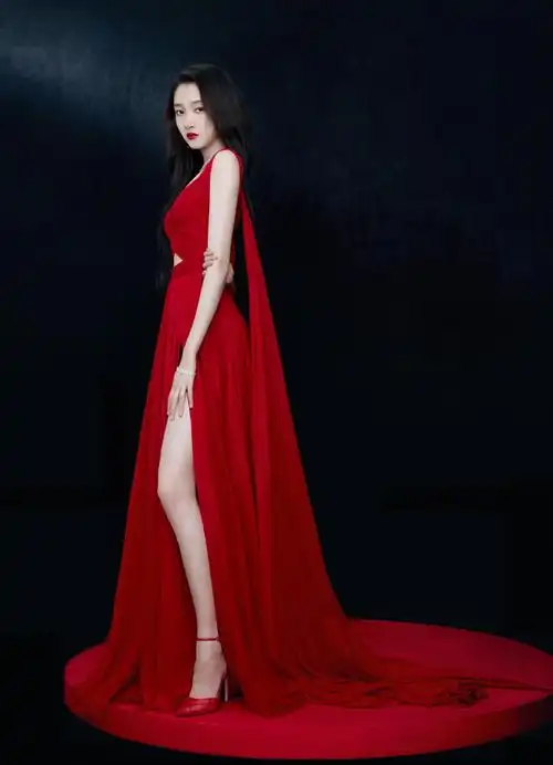 关晓彤白玉兰红毯造型曝光浪漫红裙搭配黑长直典雅大气艳丽动人