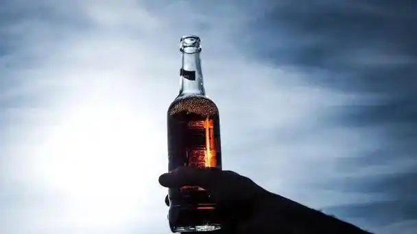 一杯酒,一个人,慰风尘