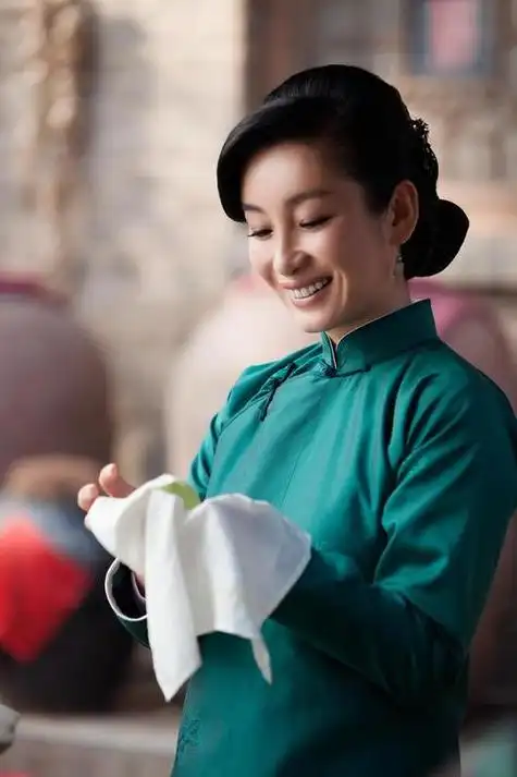 在美女如云的班级中,秦海璐算不上出挑.