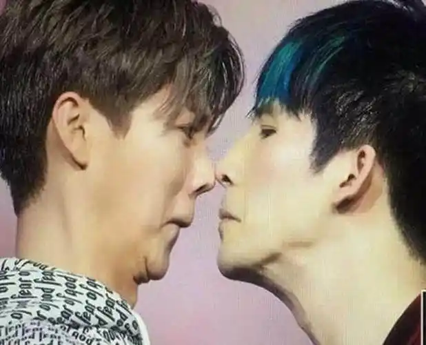 遭粉丝强吻的5位明星易烊千玺受宠若惊图5被吓出三层下巴