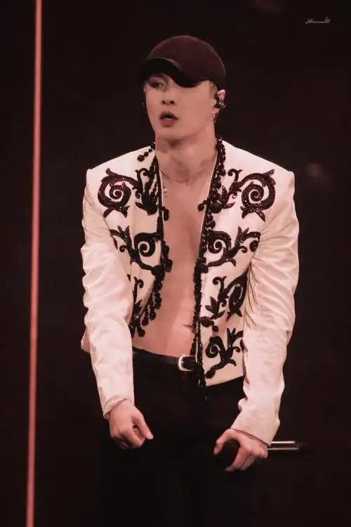 巡回演唱会##张艺兴重庆演唱会##张艺兴2023大航海巡演#肌肉线条好美