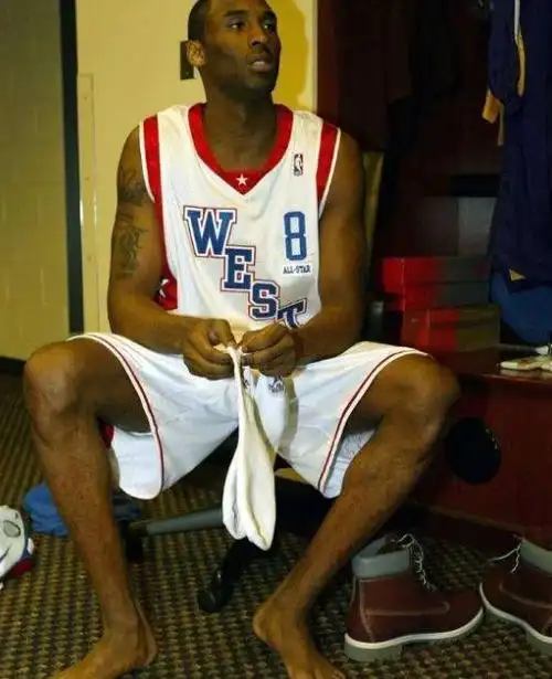 nba球星脚有多大,奥尼尔的鞋子比头大,穆大叔比姚明大6个号码