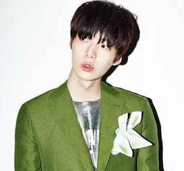 倒三角脸型男生适合什么发型 男性倒三角脸两额较突发型设计