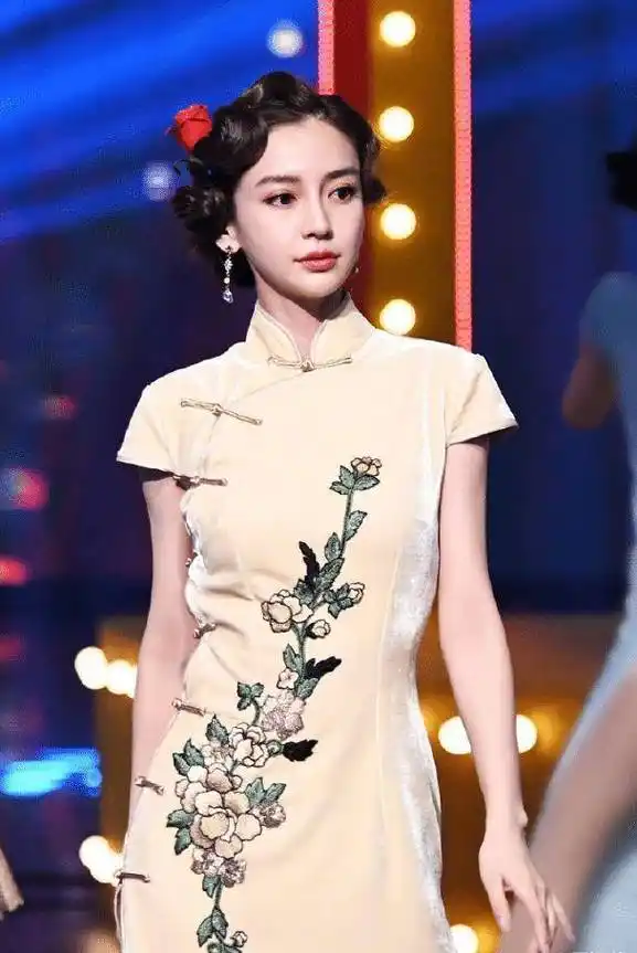 30岁杨颖越发端庄了,穿"束身旗袍"秀曲线,如出水芙蓉般美艳_baby_魅力