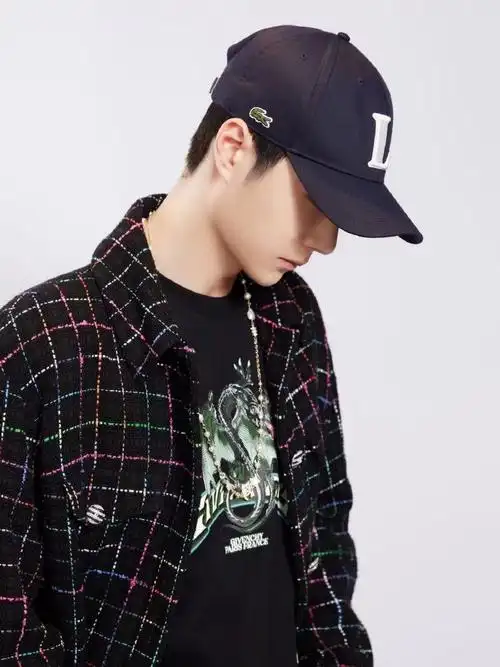 王一博换新棒球帽#轻松舒服的造型穿搭很酷很帅也很拽,咱就是说帽子