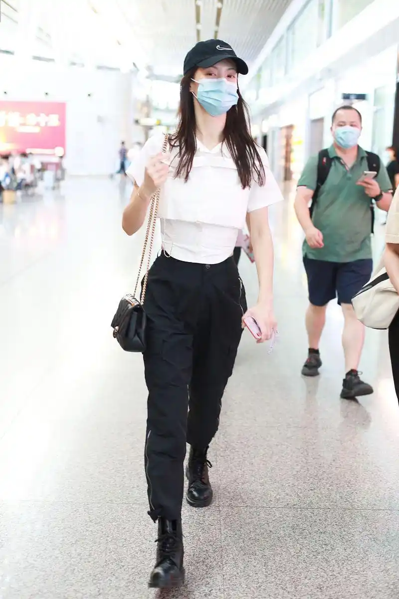 金晨街拍:假两件露脐衬衫工装裤 bvlgari手袋马丁靴酷帅时髦