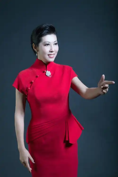 p>宋雪,新疆籍女中音歌唱家,原东方歌舞团歌唱演员兼主持人.