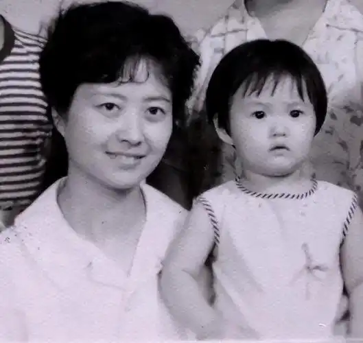 宋佳:靠"吊带"上位,与已婚名导同居,43岁的她活的又酷又飒