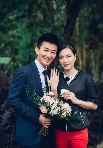 吴敏霞婚纱照曝光 跳水台上与老公亲吻超甜蜜