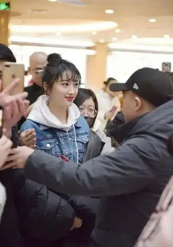 景甜再上春晚穿牛仔外套彩排新造型甜美耀人