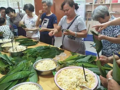 土地庙社区居民包粽子
