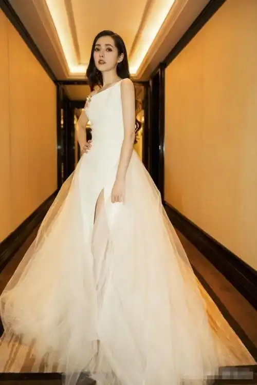 郭碧婷高开叉礼服出席活动小露香肩知性有韵味发量惊人