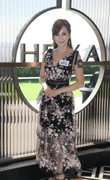 原创罗霖一点不服老身穿白色西服套装知性干练状态不输00后