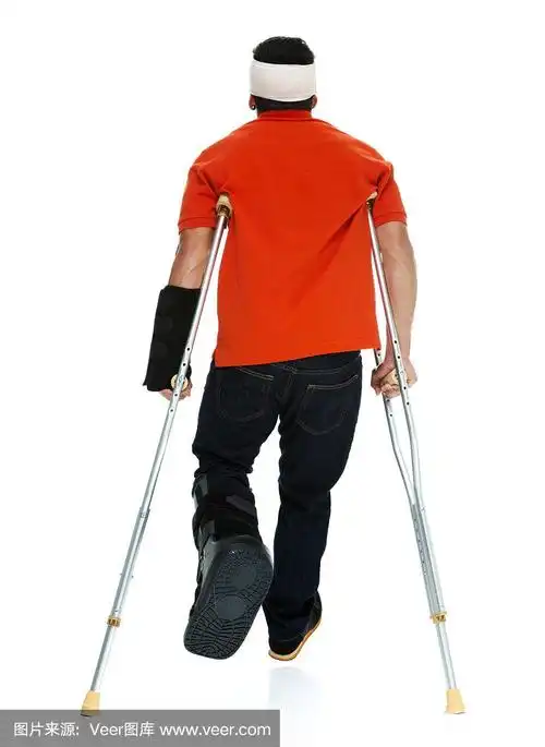 拄着拐杖走路的受伤男子