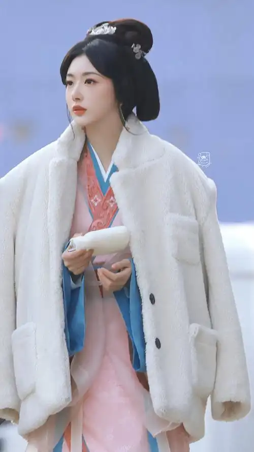 孔雪儿粉衣路透